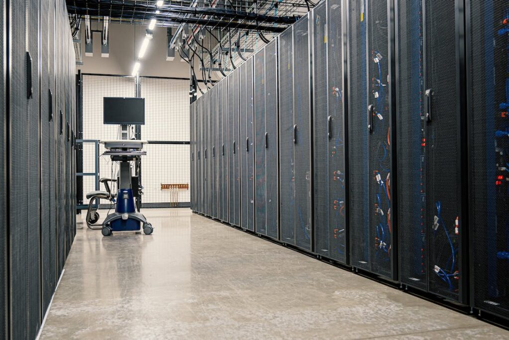 Ein Blick in ein Rechenzentrum, welcher verschiedene Server-Racks zeigt.