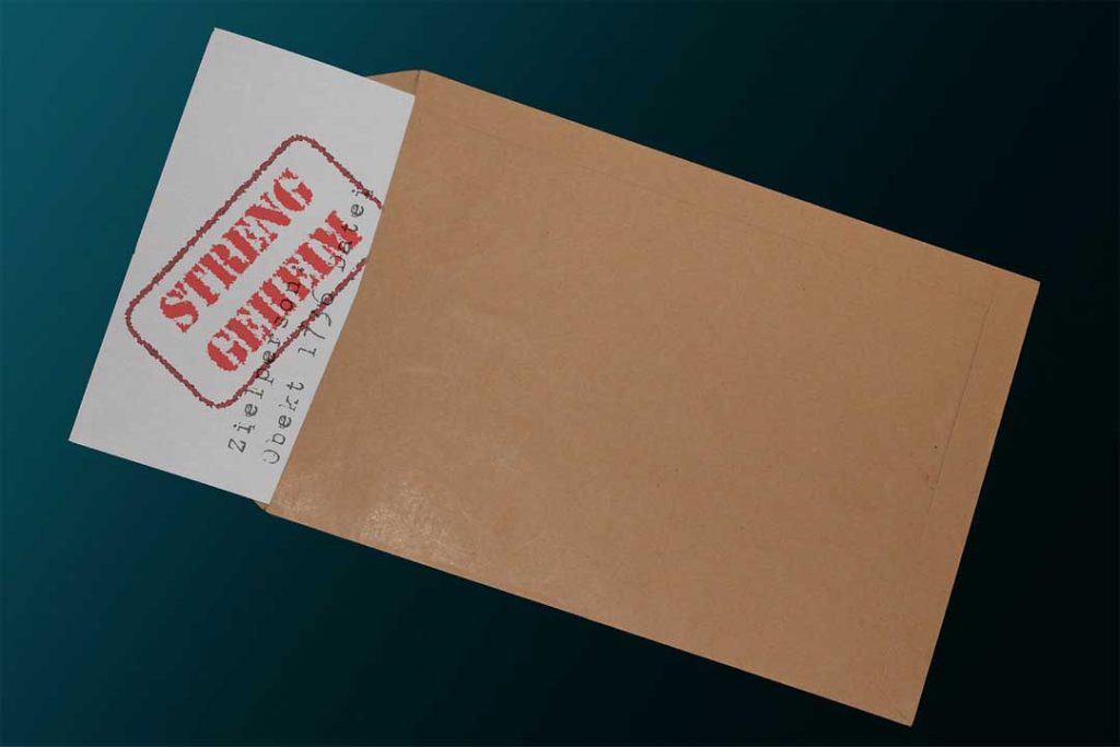 Zeigt einen Briefumschlag mit streng geheimen Inhalt
