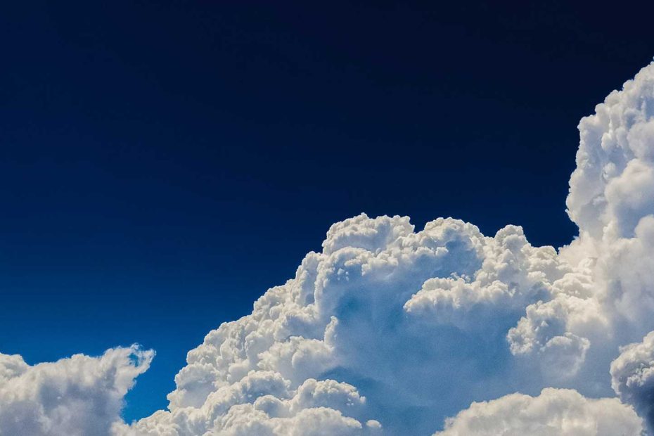 Das Bild zeigt einen blauen Himmel mit hübschen Quellwolken