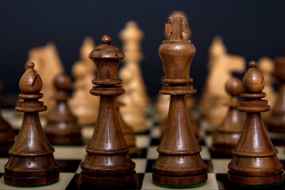 Das Bild zeigt ein Schachbrett mit mehreren Spielfiguren