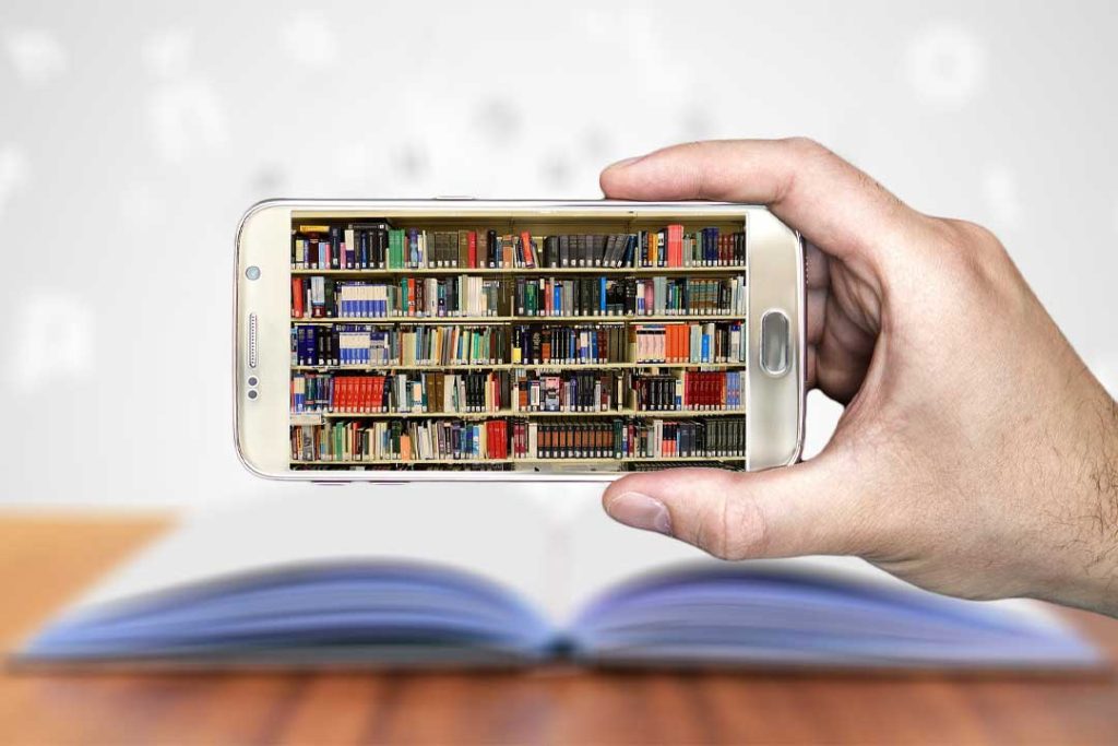Das Bild zeigt ein Smartphone, welches ein Bild mit einem Bücherregal zeigt.
