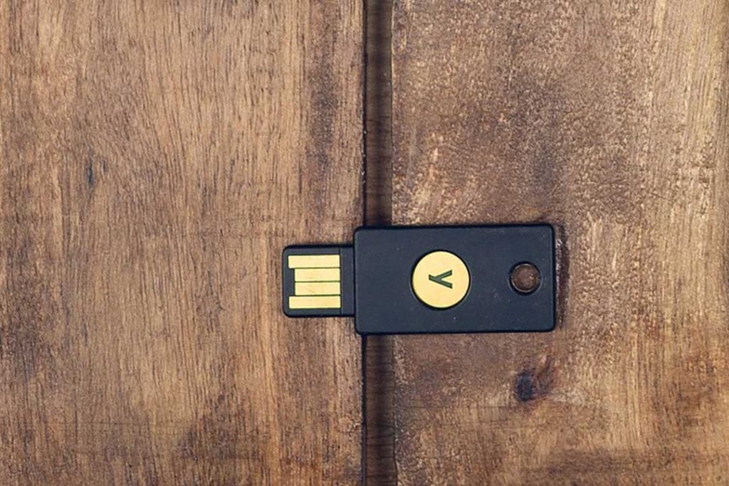 Das Bild zeigt einen Yubico Yubikey 5 NFC.