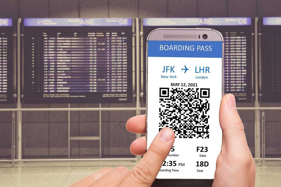 Das Bild zeigt eine Abflughalle eines Flughafens mit einem Smartphone im Vordergrund, welches eine Boardkarte mit QR-Code anzeigt.