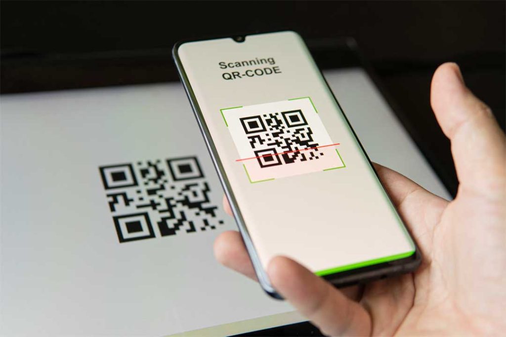 Das Bild zeigt ein Smartphone, welches einen QR-Code scannt.