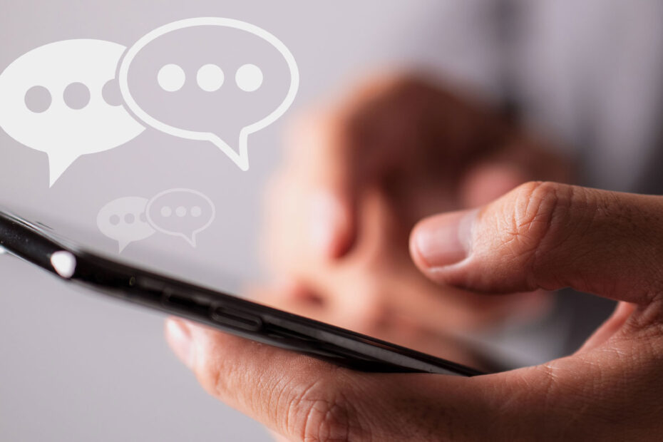 Das Bild zeigt ein Smartphone in Nahaufnahme, mit welchem gechattet wird.