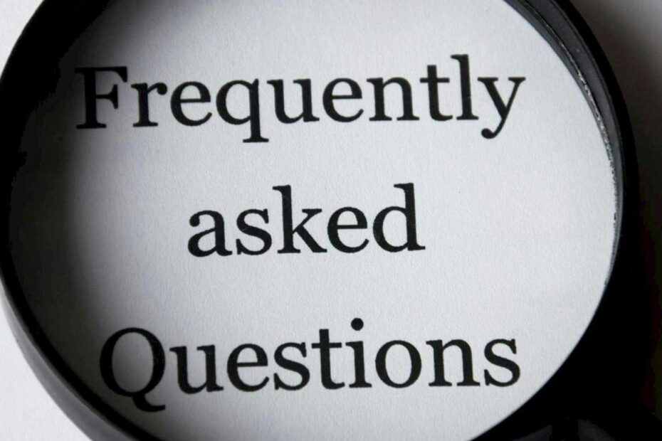 Das Bild zeigt eine Lupe mit dem Text "Frequently asked Questions", was auf einem Stück Papier abgedruckt ist.