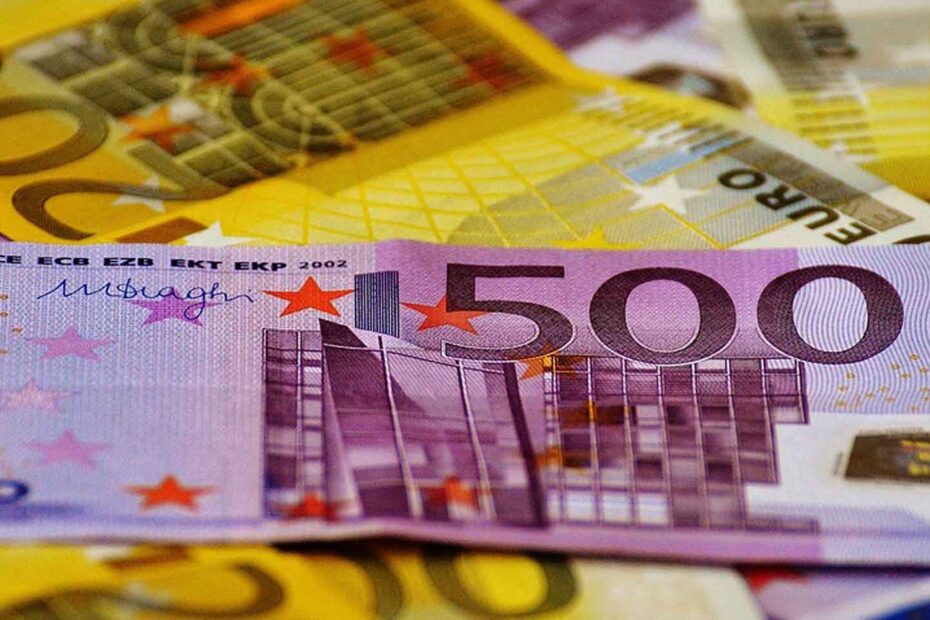 Das Bild zeigt Euro-Banknoten in Nahaufnahme.