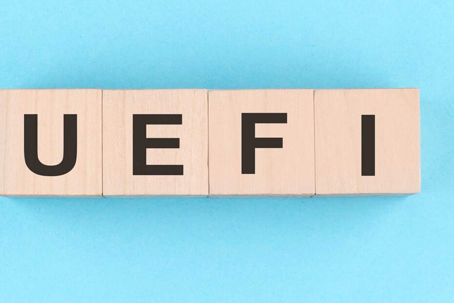 Das Bild zeigt drei Bausteine mit dem Text UEFI, welche vor einem hellblauen Hintergrund liegen.