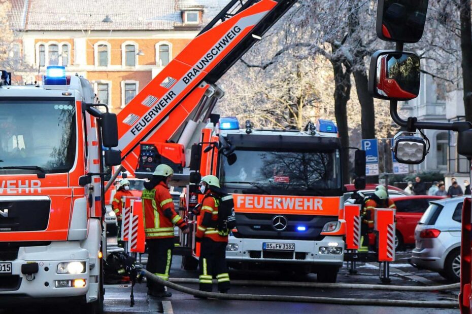 Das Bild zeigt einen Feuerwehreinsatz mit mehreren Fahrzeugen.